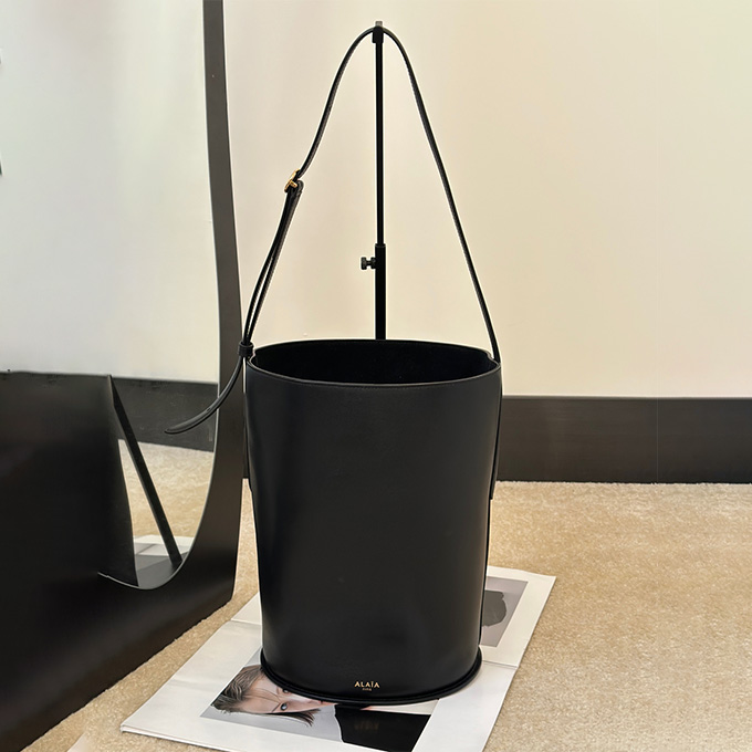 alaïa hip curved bucket shoulder handbag